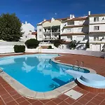 Διαμέρισμα Elegant 3-bed Family House With Large Pool Area
