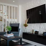 Διαμέρισμα Elegant 3-bed Family House With Large Pool Area *