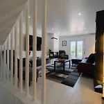 Διαμέρισμα Elegant 3-bed Family House With Large Pool Area *