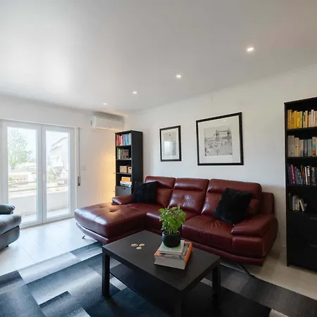 Elegant 3-bed Family House With Large Pool Area Διαμέρισμα *