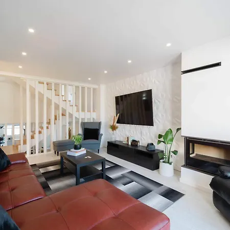 Elegant 3-bed Family House With Large Pool Area Διαμέρισμα