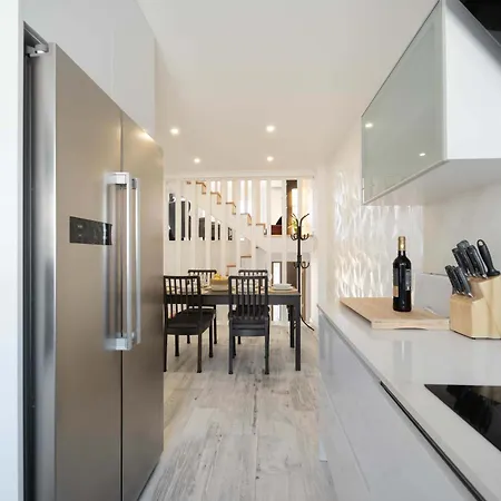 아파트 Elegant 3-bed Family House With Large Pool Area *