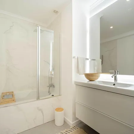 Elegant 3-bed Family House With Large Pool Area Διαμέρισμα