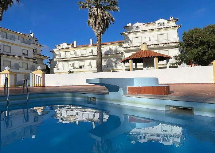 아파트 Elegant 3-bed Family House With Large Pool Area Praia da Lourinhã