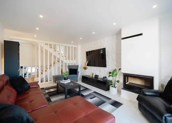 Elegant 3-bed Family House With Large Pool Area 아파트