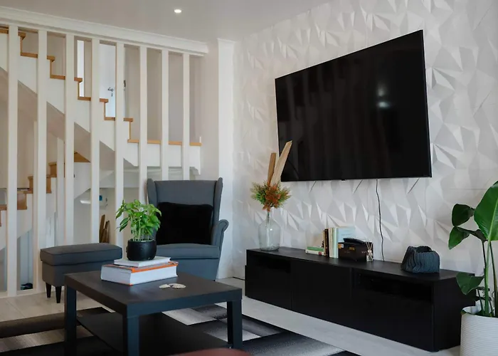 아파트 Elegant 3-bed Family House With Large Pool Area *