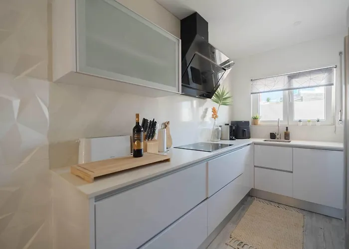 아파트 Elegant 3-bed Family House With Large Pool Area *
