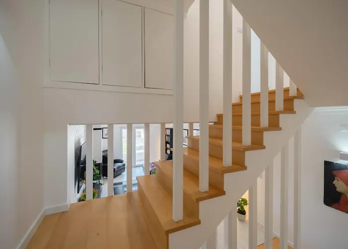 Elegant 3-bed Family House With Large Pool Area