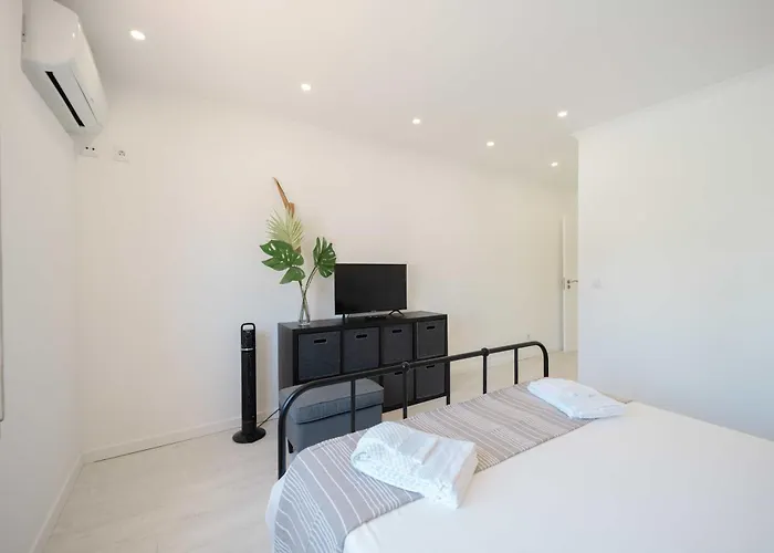 아파트 Elegant 3-bed Family House With Large Pool Area Praia da Lourinhã