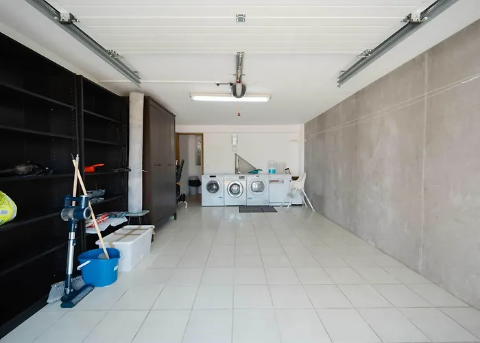 아파트 Elegant 3-bed Family House With Large Pool Area