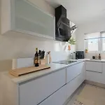 아파트 Elegant 3-bed Family House With Large Pool Area *