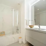 Elegant 3-bed Family House With Large Pool Area 아파트