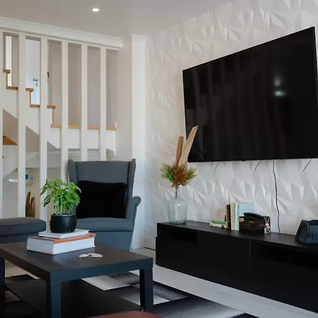 דירה Elegant 3-bed Family House With Large Pool Area *