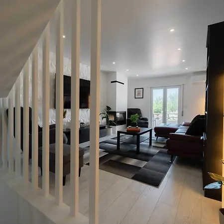 דירה Elegant 3-bed Family House With Large Pool Area *
