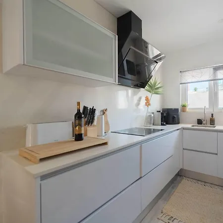 Appartement Elegant 3-bed Family House With Large Pool Area *