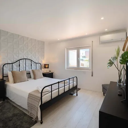 Elegant 3-bed Family House With Large Pool Area דירה *