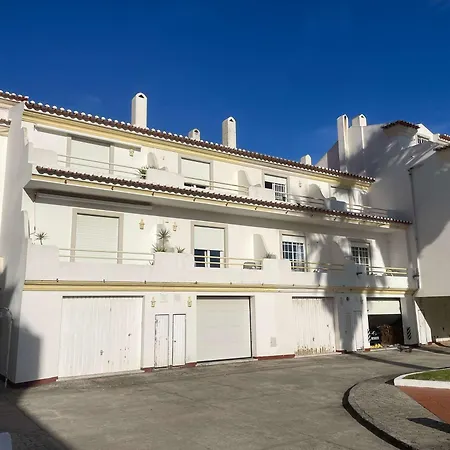 Hébergement de vacances Elegant 3-bed Family House With Large Pool Area Praia da Lourinhã