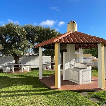 Elegant 3-bed Family House With Large Pool Area Hébergement de vacances *