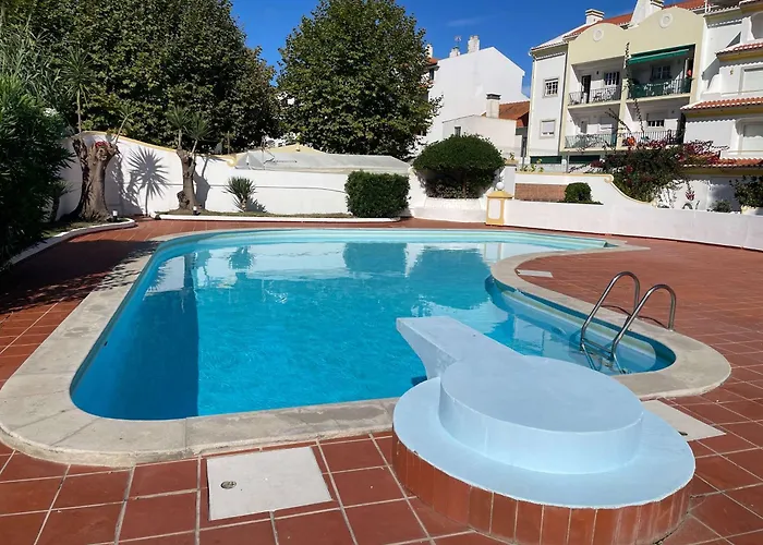Elegant 3-bed Family House With Large Pool Area Appartamento