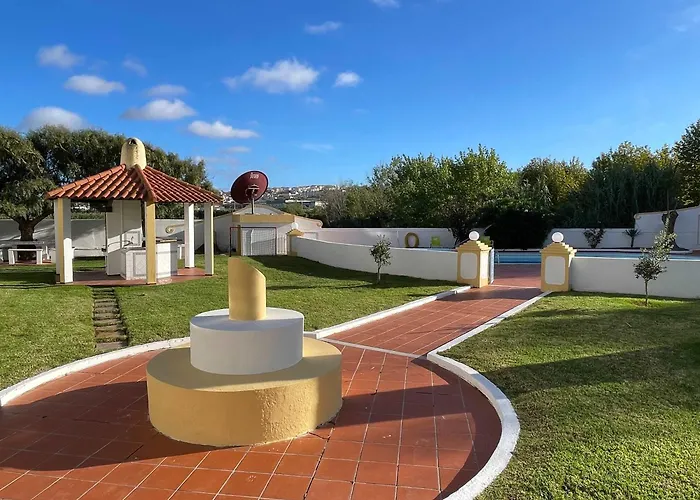 Elegant 3-bed Family House With Large Pool Area Appartamento Praia da Lourinhã