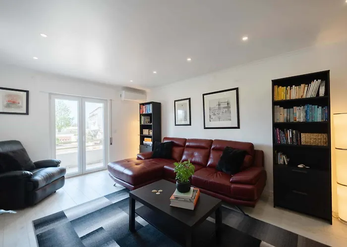 Elegant 3-bed Family House With Large Pool Area Appartamento *