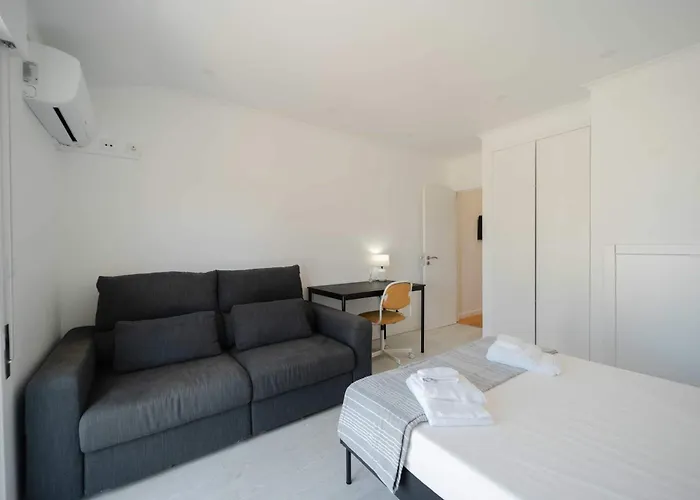 Elegant 3-bed Family House With Large Pool Area