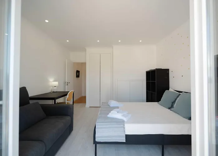 Elegant 3-bed Family House With Large Pool Area Appartamento *