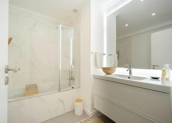 Elegant 3-bed Family House With Large Pool Area Appartamento