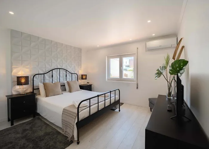 Elegant 3-bed Family House With Large Pool Area Appartamento *