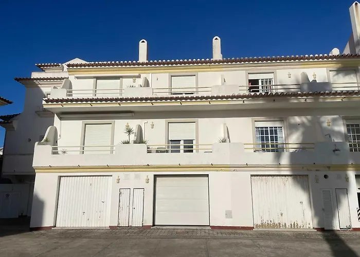 Elegant 3-bed Family House With Large Pool Area *