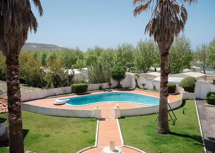 Elegant 3-bed Family House With Large Pool Area *