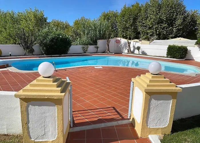 Elegant 3-bed Family House With Large Pool Area